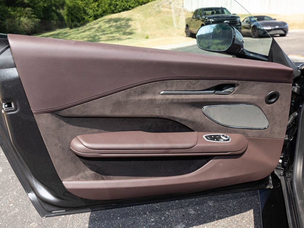 Used 2025 Aston Martin V8 Vantage Coupe RWD image 21