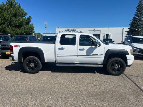 Used 2014 GMC Sierra 2500 Denali w/ Suspension Package, Off-Road AWD/4WD image 2