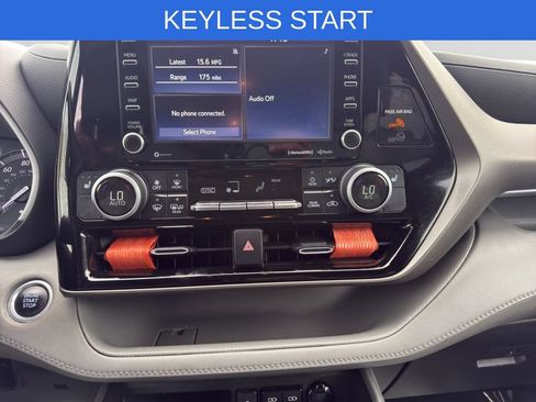 Used 2021 Toyota Highlander XLE AWD/4WD image 6