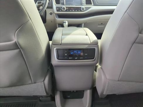 Used 2019 Toyota Highlander XLE image 22