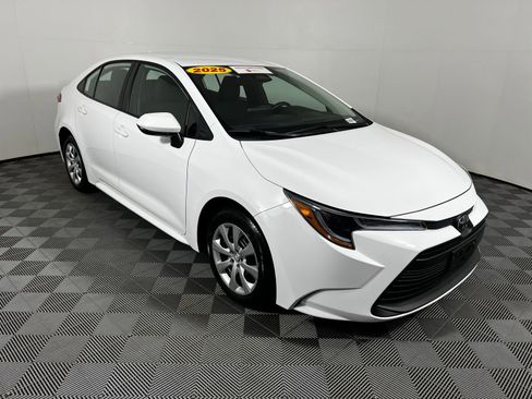 Certified 2025 Toyota Corolla LE image 3