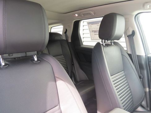 Used 2023 Land Rover Discovery Sport S image 4