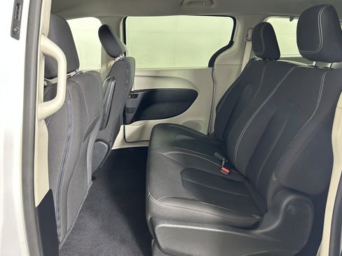 Used 2021 Chrysler Voyager L FWD image 23