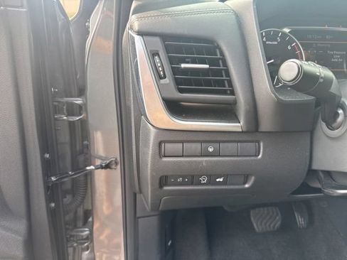 Used 2025 Nissan Rogue SV FWD image 15