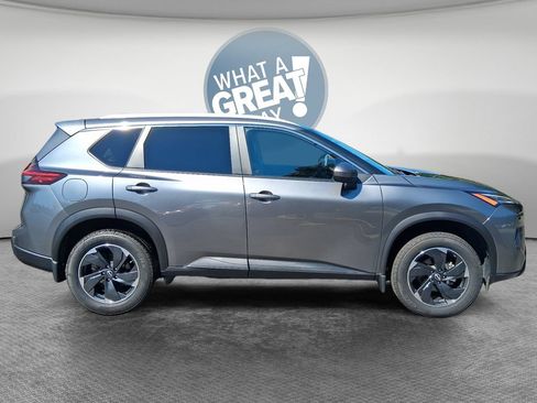 Used 2024 Nissan Rogue SV w/ SV Premium Package AWD/4WD image 2