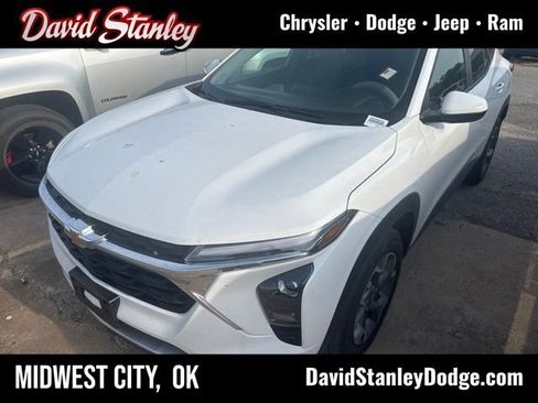 Used 2025 Chevrolet Trax LT w/ Sunroof Package FWD image 1