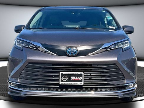 Used 2021 Toyota Sienna XLE FWD image 2