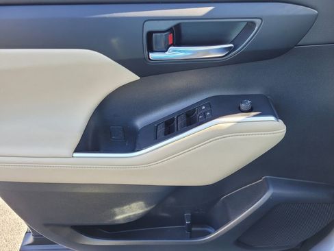 Certified 2024 Toyota Highlander XLE image 29