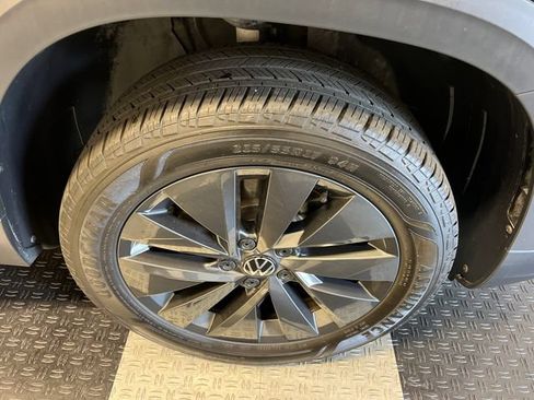 Certified 2024 Volkswagen Taos S w/ MDO Package FWD image 9