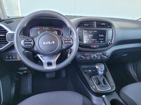 Used 2025 Kia Soul LX w/ LX Technology Package FWD image 18
