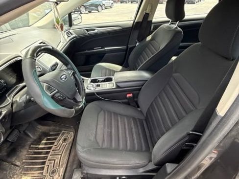 Used 2017 Ford Fusion SE w/ Fusion SE Technology Package FWD image 19