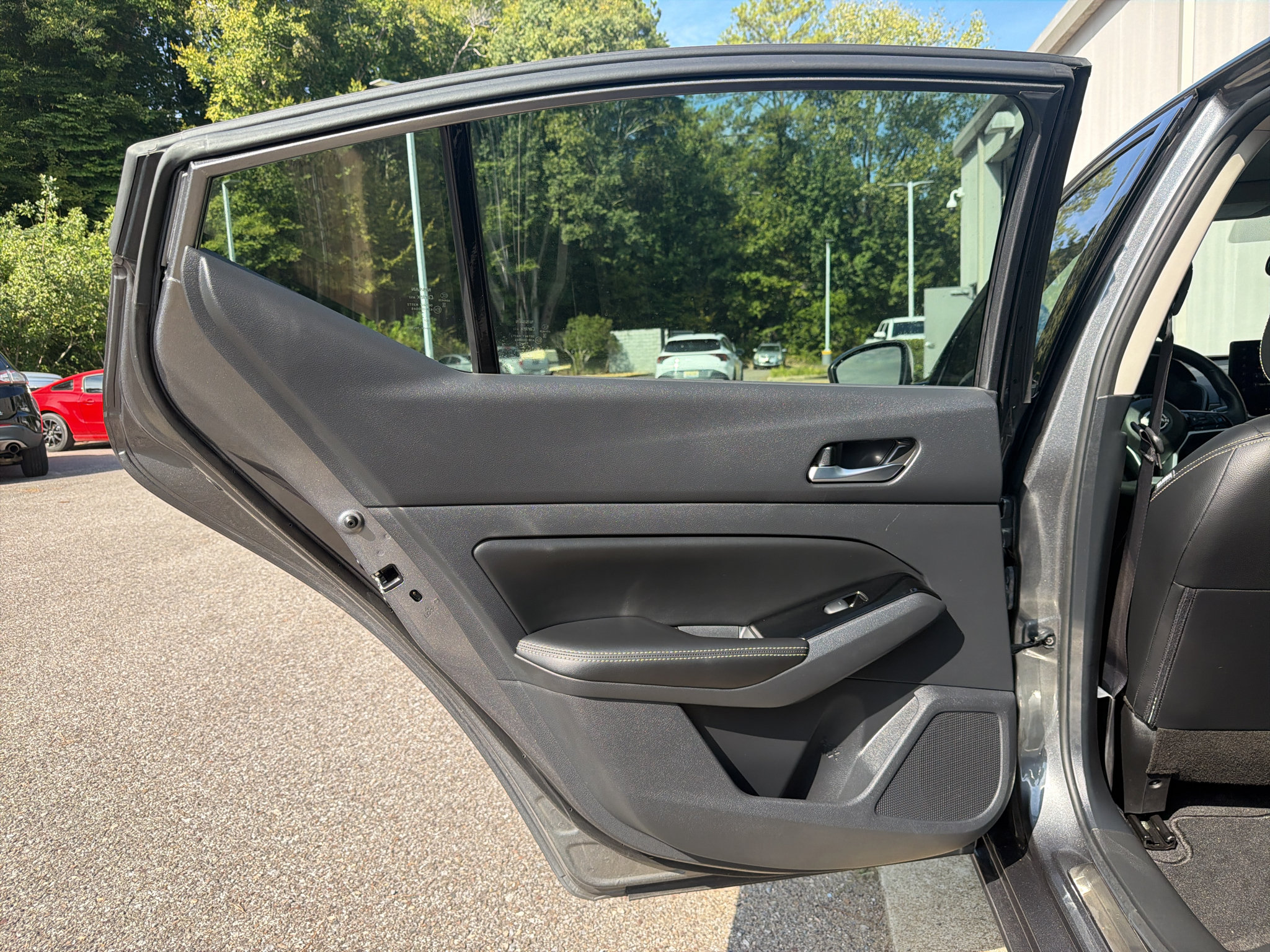 Used 2025 Nissan Altima 2.5 SL FWD image 12