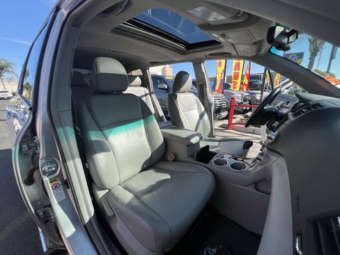Used 2011 Toyota Highlander SE image 33