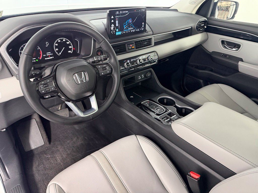 Used 2023 Honda Pilot Touring image 12