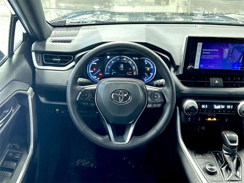 Used 2024 Toyota RAV4 SE image 10