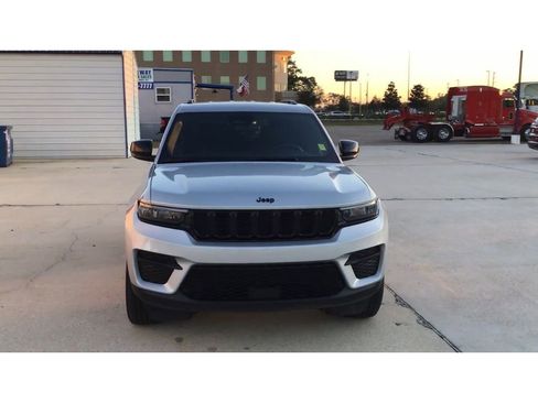 Used 2024 Jeep Grand Cherokee Altitude image 3