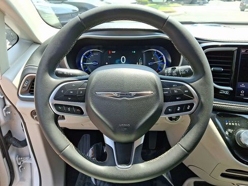 Used 2022 Chrysler Pacifica Touring-L FWD image 19