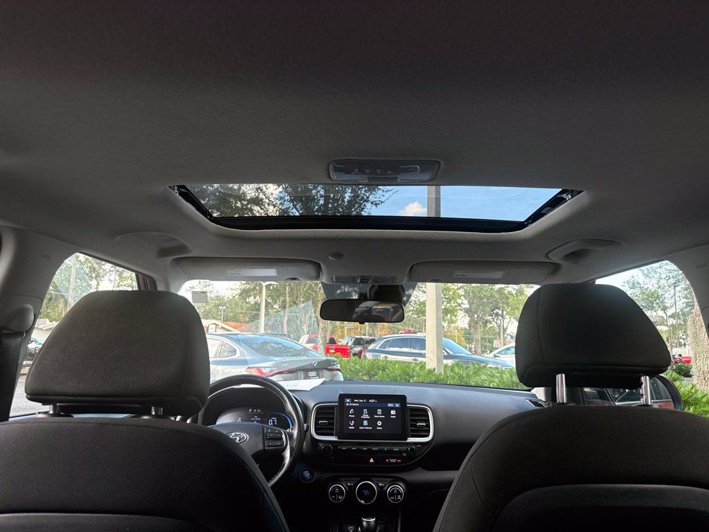 Used 2025 Hyundai Venue SEL FWD image 29