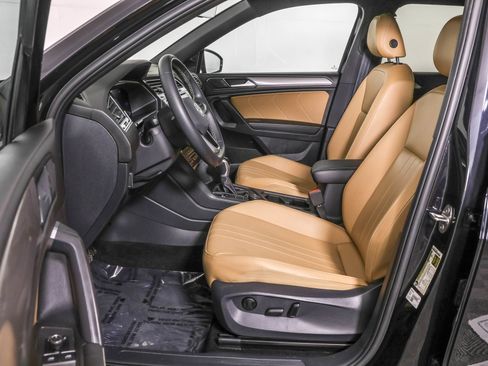 Used 2023 Volkswagen Tiguan SE image 7