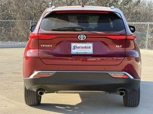 Used 2024 Toyota Venza XLE image 5
