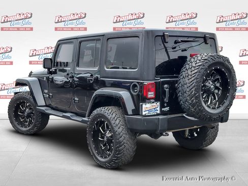 Used 2018 Jeep Wrangler Unlimited Sahara AWD/4WD image 6