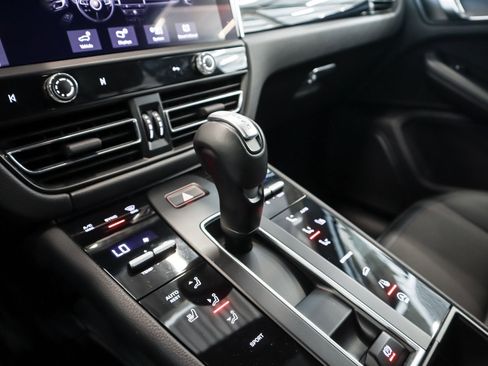 Certified 2023 Porsche Macan image 17