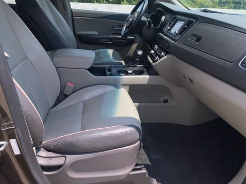 Used 2018 Kia Sedona LX w/ LX Essentials Premium Package FWD image 32