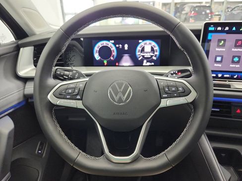 New 2025 Volkswagen Tiguan SE image 12