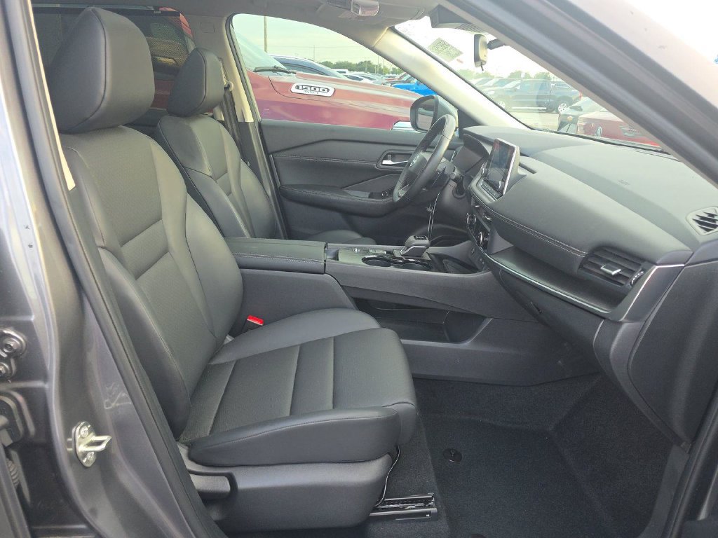 Used 2025 Nissan Rogue SV w/ SV Premium Package FWD image 10