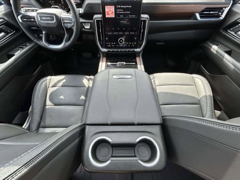 Used 2025 GMC Yukon Denali w/ Denali Reserve Package image 12