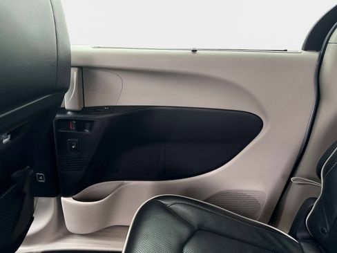 Used 2022 Chrysler Pacifica Limited image 17