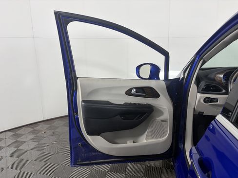 Used 2021 Chrysler Pacifica Limited w/ Premium & Safety Sphere Group image 32