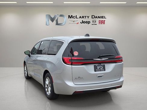 New 2026 Chrysler Pacifica Limited w/ Uconnect Theater Family Group image 4