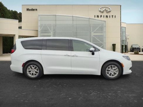 Used 2023 Chrysler Voyager LX FWD image 7