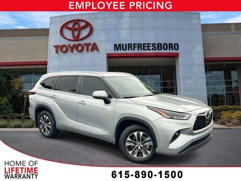 Used 2024 Toyota Highlander XLE AWD/4WD image 1