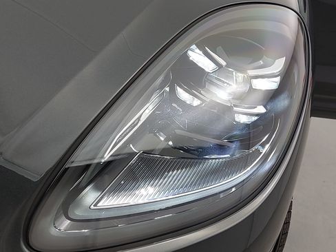 Certified 2026 Porsche Macan AWD/4WD image 34