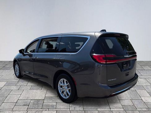 Used 2023 Chrysler Pacifica Touring-L FWD image 5