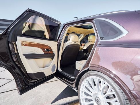 Used 2023 Bentley Bentayga Extended Wheelbase image 26