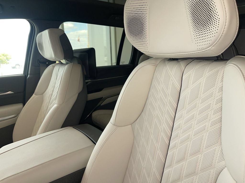 New 2026 Cadillac Escalade IQ Luxury 1 w/ LPO, Floor Liner Package AWD/4WD image 18