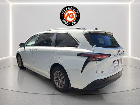 Used 2021 Toyota Sienna LE FWD image 5
