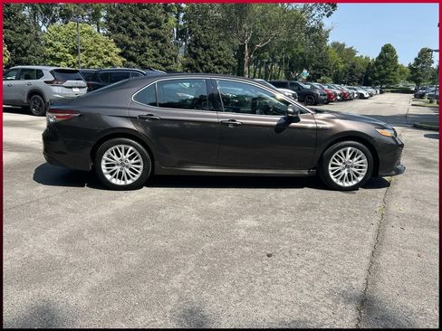 Used 2018 Toyota Camry XLE FWD image 8