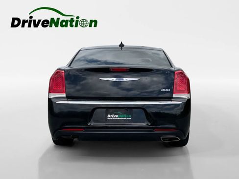 Used 2018 Chrysler 300 Touring RWD image 4