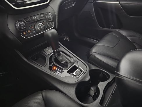 Used 2020 Jeep Cherokee Limited FWD image 23
