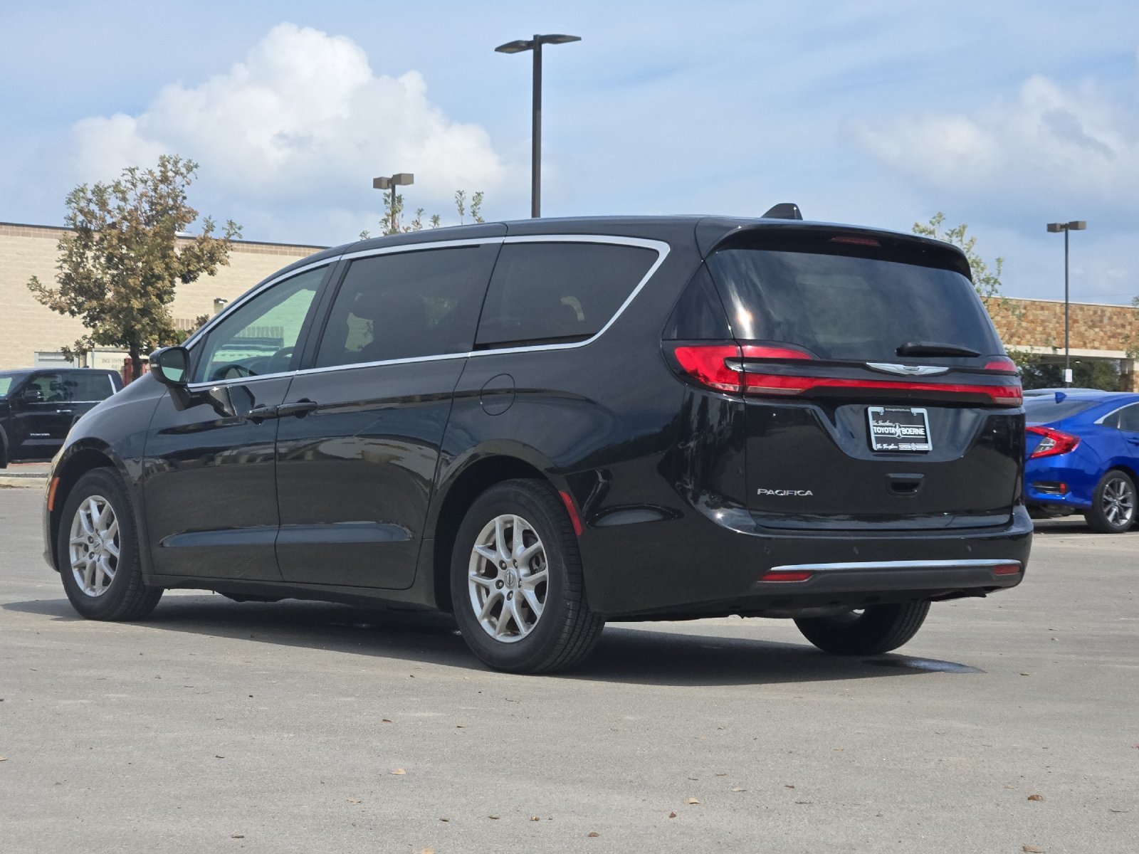 Used 2023 Chrysler Pacifica Touring-L FWD image 3