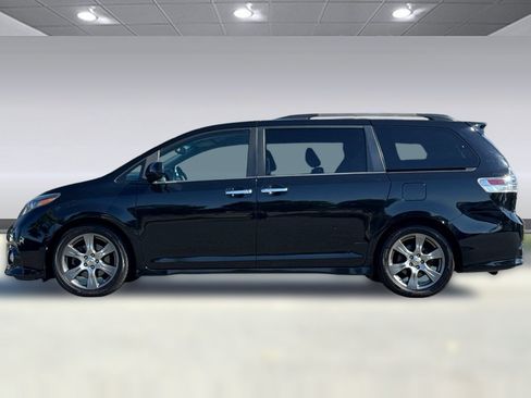 Used 2017 Toyota Sienna SE FWD image 2