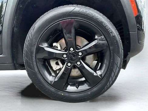 Used 2023 Jeep Grand Cherokee L Laredo image 18