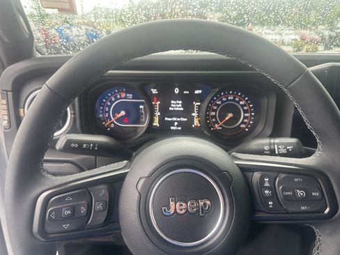 Used 2025 Jeep Gladiator Sport AWD/4WD image 39