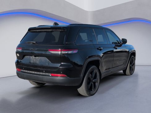 Used 2023 Jeep Grand Cherokee Altitude image 3