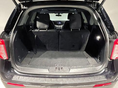 Used 2022 Ford Explorer XLT w/ Equipment Group 202A image 5