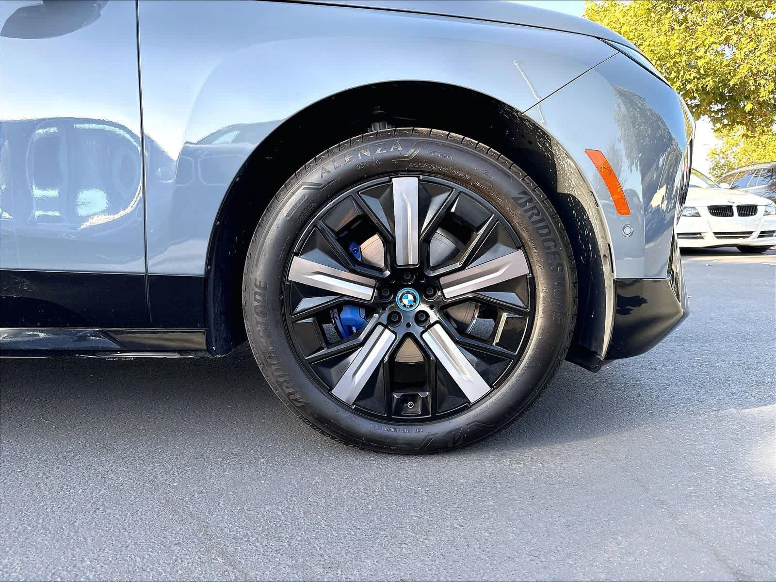 Used 2023 BMW iX xDrive50 w/ Sport Package AWD/4WD image 32